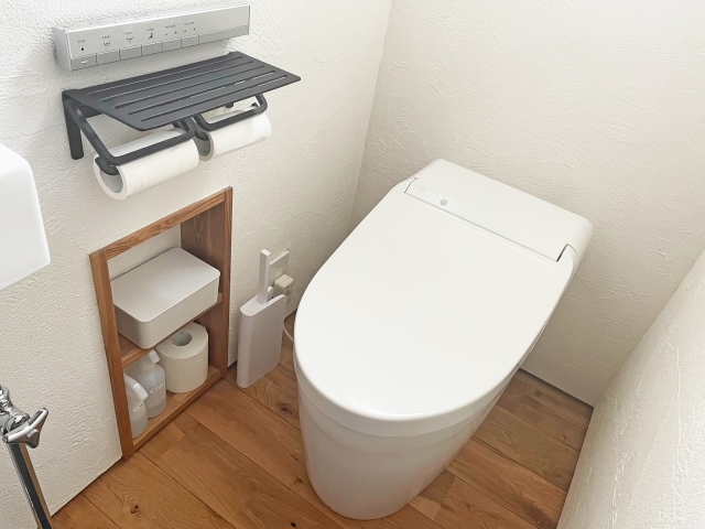 トイレ床の水漏れ発生！原因特定と自分でできる応急処置