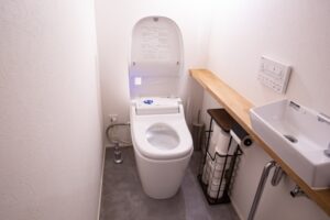 トイレ詰まりにお湯は本当に有効？失敗しない対処法を解説