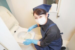 トイレの流れが悪い？自分でできる原因チェックと対処法