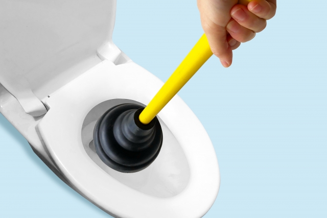 トイレのつまりをスッポンで直す正しい手順と注意点