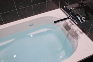 浴槽の排水から水漏れ？主な原因と修理費用を徹底解説