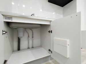 キッチンシンク下から床に水漏れ！原因と応急処置まとめ