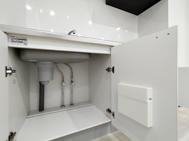 キッチンシンク下から床に水漏れ！原因と応急処置まとめ