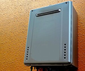 給湯器の下から水漏れした時の原因と正しい応急処置法