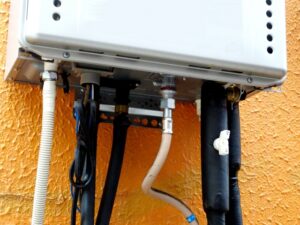 給湯器接続部から水漏れ！原因と応急処置の全知識