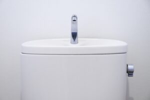 トイレタンクから便器へ水漏れ発生！原因と対処法を徹底解説