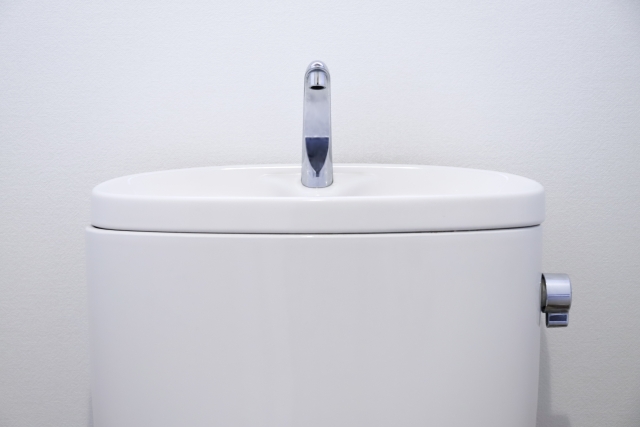 トイレタンクから便器へ水漏れ発生！原因と対処法を徹底解説