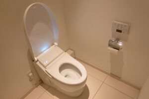 トイレ便器と床の間から水漏れ？放置が危険な原因と対処法