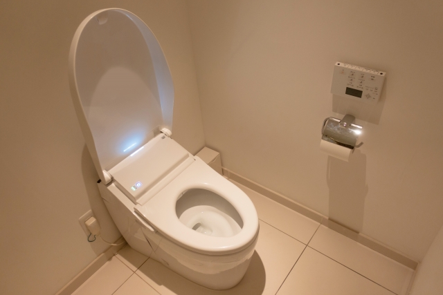 トイレ便器と床の間から水漏れ？放置が危険な原因と対処法