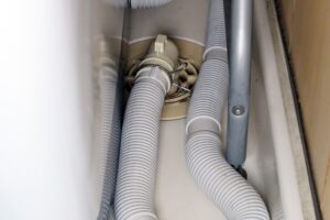 洗濯排水の逆流はなぜ起こる？修理業者依頼の判断基準