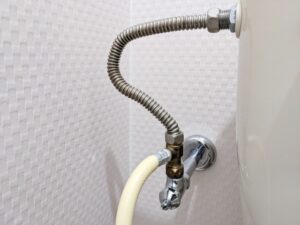 固着したトイレ止水栓の原因と業者依頼の目安