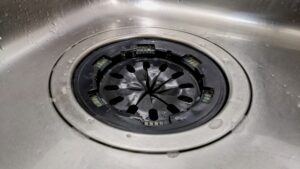 キッチンの排水口にスポンジを落とした時の対処法